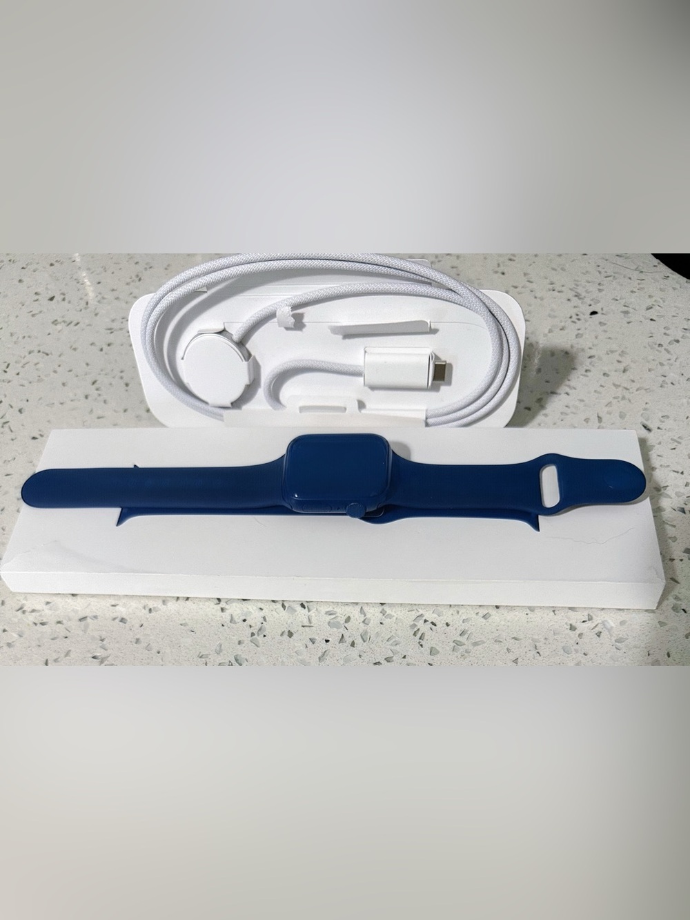Apple Watch SE with Dark Blue Sport Band-Sleek. Stylish. Ready to Wear. - Picture 4 of 5